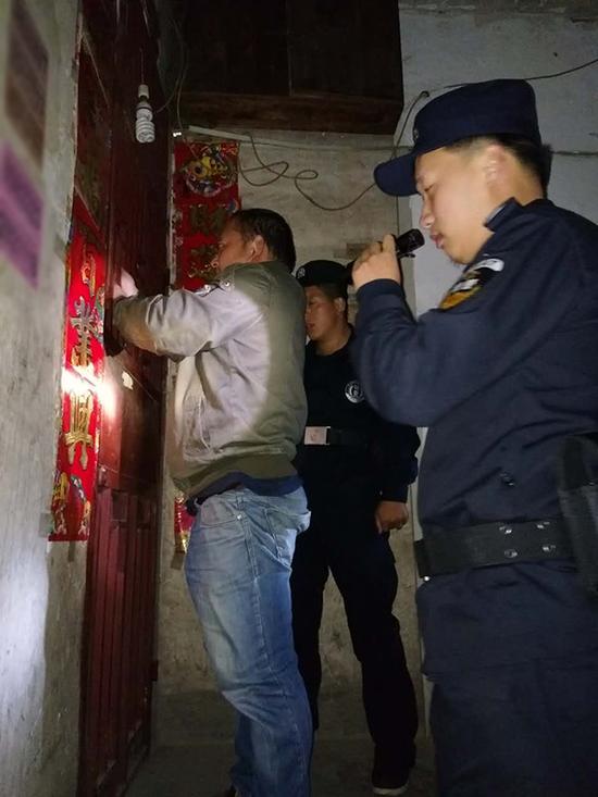 驻马店粗心妈妈误将幼女锁家中 民警全城寻开锁师傅开门